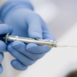 Знеболення місцевим анестетиком елементу шкіри перед видаленням.